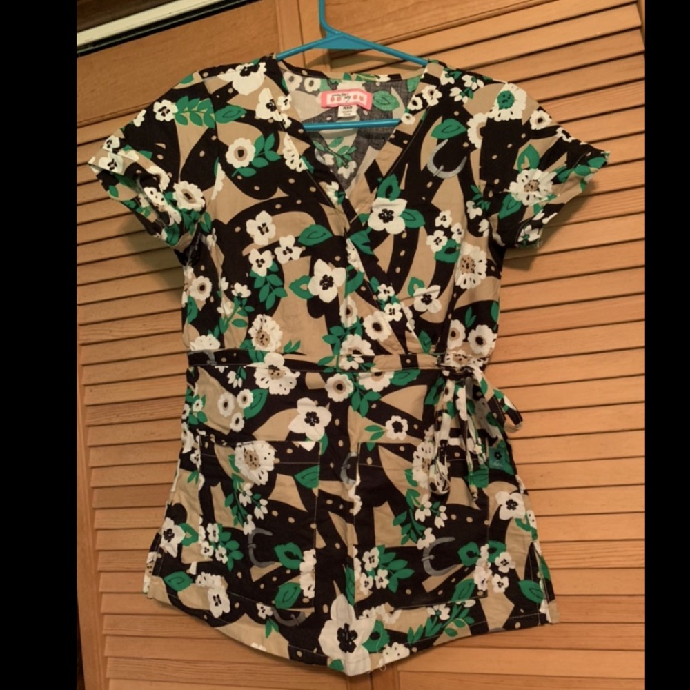 Green flower scrub top